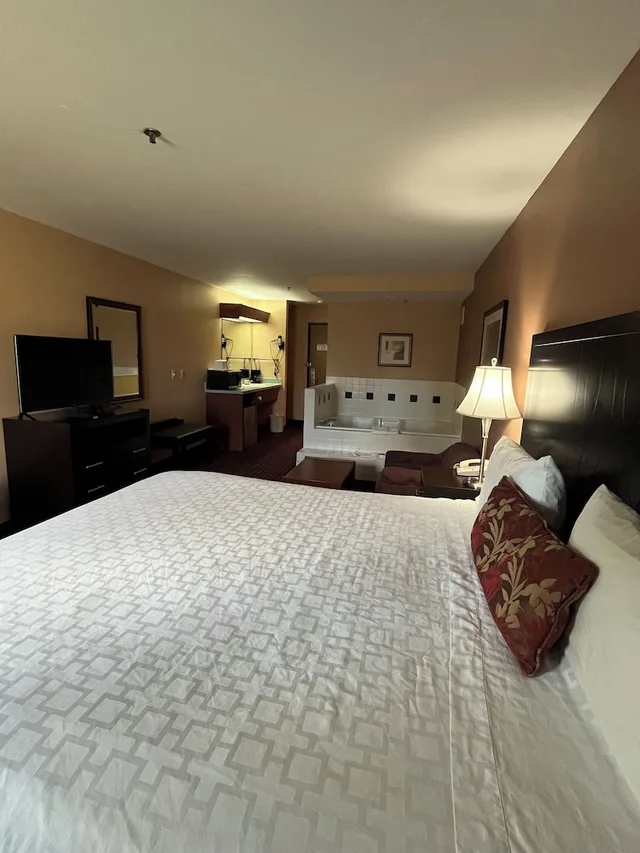 غرفة بسرير كينج بحوض جاكوزي، Americas Best Value Inn & Suites Forest Grove Hillsboro 3/6