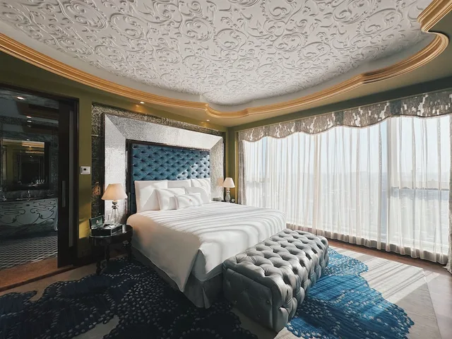جناح جونيور بإطلالة على المدينة مع دخول صالة النادي، The Reverie Saigon Hotel 9/10