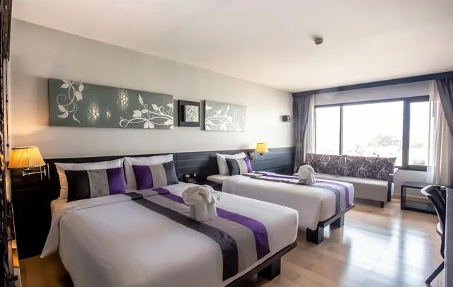 غرفة غراند ديلوكس ثلاثية بسرير مزدوج وسرير فردي، Nouvo City Hotel 2/9