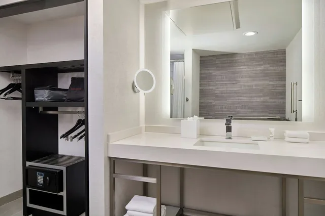 Suite, King Bed, Sofa, Las Vegas Marriott 8/9