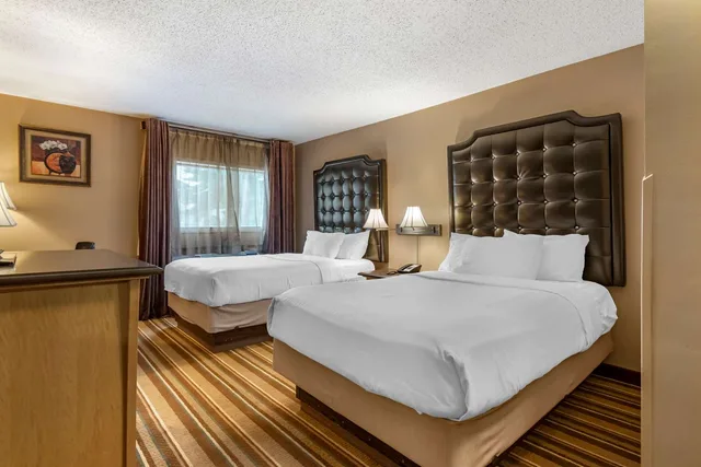 2 Rooms, Suite, 2 Queen Beds, Sofa, Kitchenette, Best Western Marquis Inn and Suites 2/4