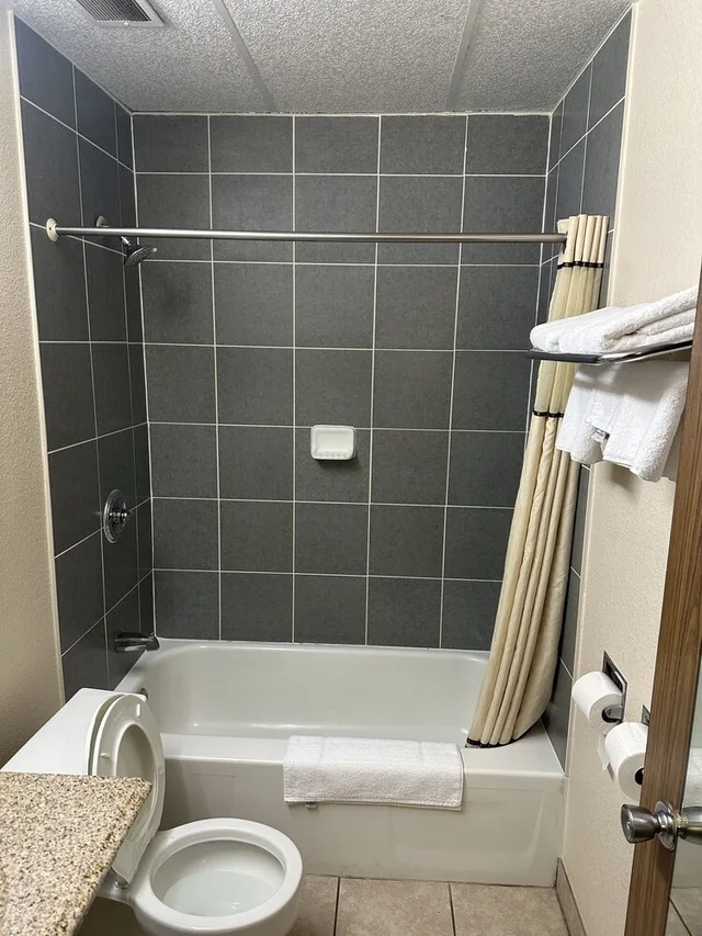 Standard, 2 Queen Beds, Rodeway Inn Zanesville OH 6/7