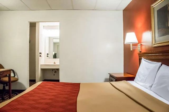 غرفة بسرير كينج للمدخنين، Econo Lodge Williamsport 2/3
