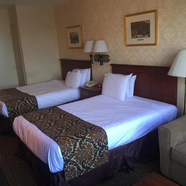 غرفة بسرير مزدوج مع أريكة، Airway Inn at LaGuardia 1/5