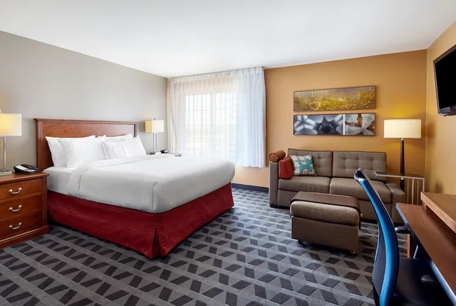 جناح استوديو بسرير كينج مع أريكة لذوي الإعاقة، TownePlace Suites Midland 1/2