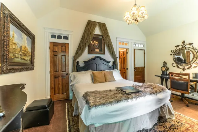 Emperor, King Bed، The Victoria B & B 2/4