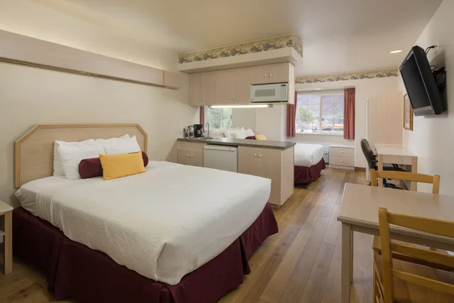 جناح جونيور بسريرين كوين، RIVER CANYON LODGE 2/8