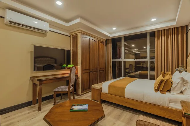 Executive, Queen Bed, Hotel Du Parc 1/10
