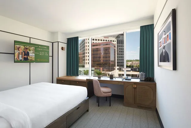 غرفة بسرير كينج، The Westley Calgary Downtown, Tapestry Collection by Hilton 1/3
