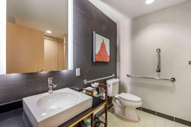 جناح بسرير كينج لذوي الإعاقة، Cambria Hotel Madison East 2/2