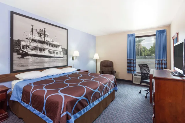 غرفة قياسية بسرير كينج للمدخنين، Super 8 By Wyndham Indianola 2/3