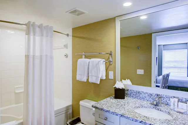جناح بسرير كوين بإطلالة على البحر بغرفتي نوم مع أريكة، Boardwalk Resort And Villas 4/5