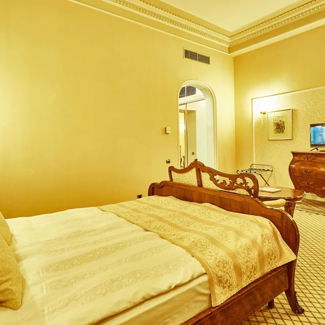 جناح جونيور، Grand Hotel Continental 3/7