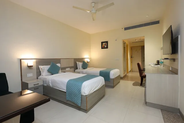 غرفة بسريرين منفصلين للمدخنين، Days Hotel Neemrana Jaipur Highway 2/5