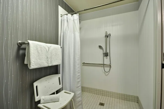 Room, Courtyard By Marriott Dallas Medical Market Center 3/3