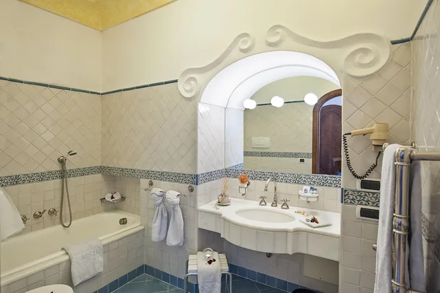 Classic, Double Bed, Sea Front، Albergo Miramare Positano 5/6