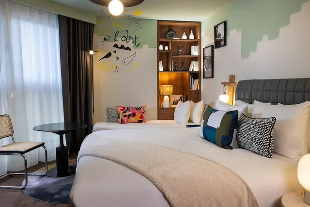 Eiffel, Prestige, 1 Queen and 1 Single Bed، Arotel 1/5
