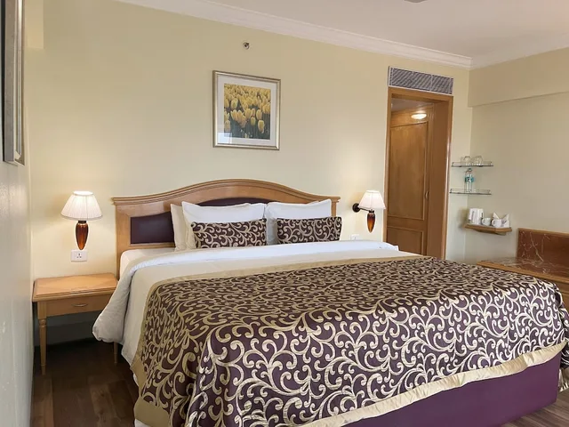 غرفة بريميوم بسرير فردي بإطلالة جزئية على البحر، Ramada Plaza Palm Grove 5/8