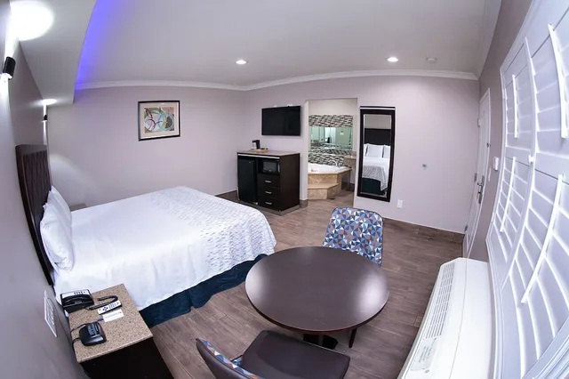 جناح فاخر بسرير كينج بحوض جاكوزي، Diamond Bell Inn And Suites 6/10