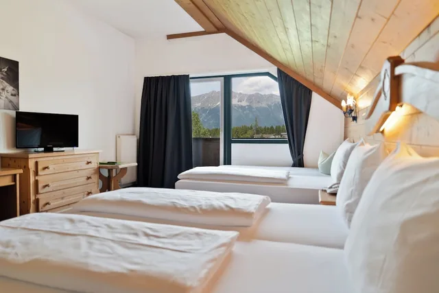 غرفة قياسية ثلاثية بسرير كينج وسرير فردي بإطلالة على الجبل، Gruberhof Hotel 3/10