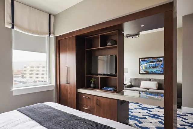 Heritage, Suite, King Bed, Sofa، The Bristol Hotel 1/1