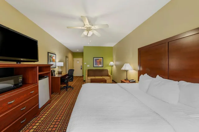 غرفة بسرير كينج مع أريكة، Best Western Plus Gadsden Hotel & Suites 4/8