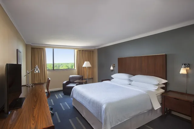غرفة ديلوكس بسرير كينج مع أريكة، Four Points by Sheraton Richmond 3/5