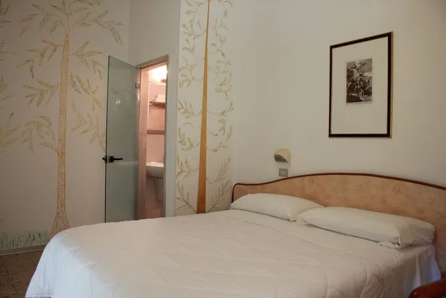 غرفة ثلاثية، Derby Hotel 1/4