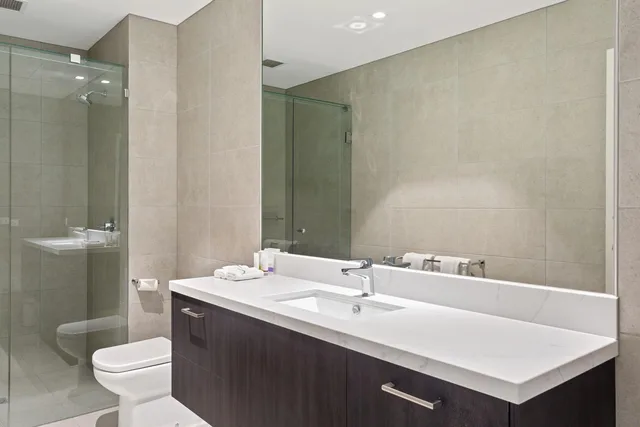 Upgrade, Suite, 2 King Beds، Quality Hotel Lakeside 2/2