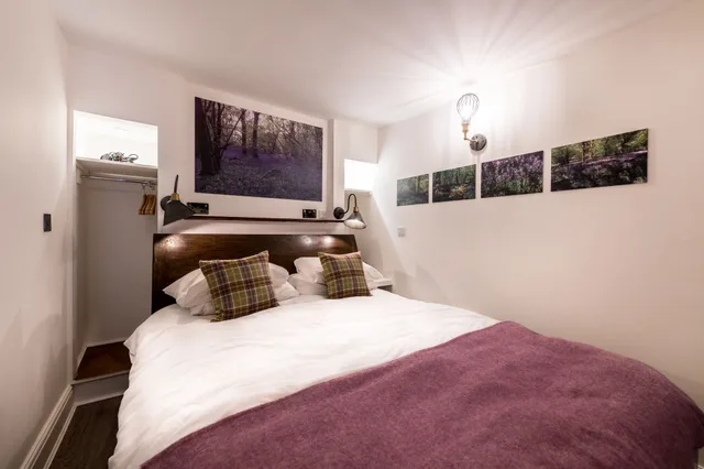 Cozy, Comfy, Queen Bed، The Queens Arms Hotel 1/3