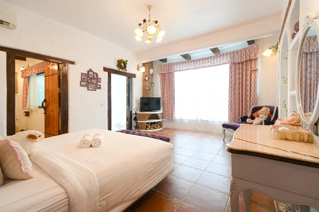 فيلا ديلوكس بسرير كوين، Swiss Valley Hip Resort Ratchaburi 1/2