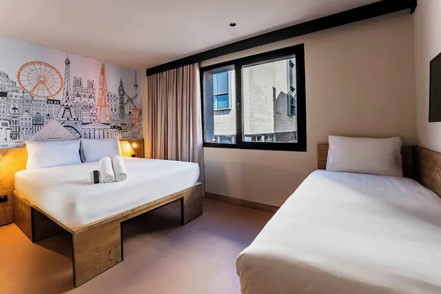 غرفة قياسية ثلاثية بسرير مزدوج وسرير فردي، easyHotel Madrid Alcala 2/10
