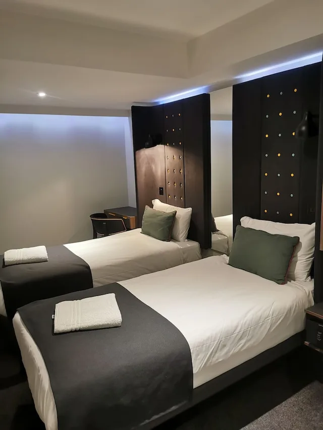 Cozy, Twin Beds, No Window، Point A Hotel Paddington 3/10