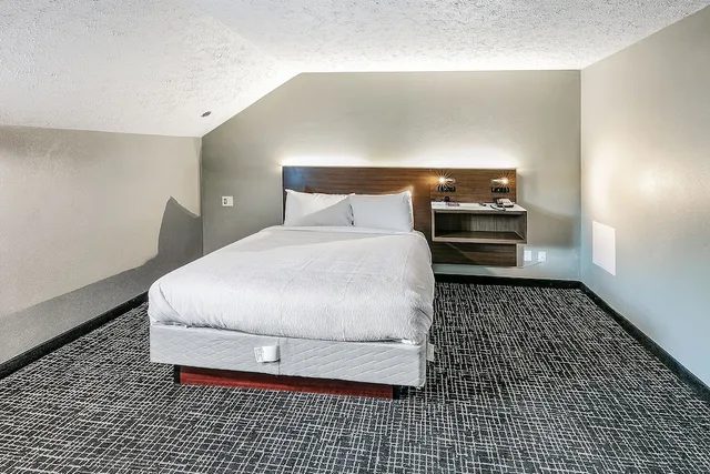 غرفة قياسية مفردة بسرير كوين، Gatlinburg Mountain Inn Gatlinburg TN 2/5