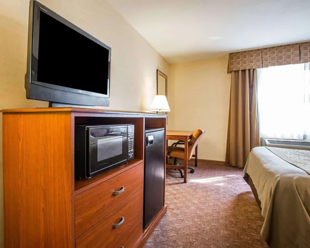 غرفة قياسية بسريرين كوين، Comfort Inn Van Wert, OH 5/7
