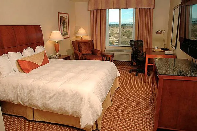 جناح بسرير كوين بحوض استحمام لذوي الإعاقة، Hilton Garden Inn Victorville 1/1
