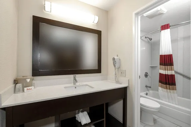 غرفة بسريرين مزدوجين، Red Roof Inn Tallahassee 2/2