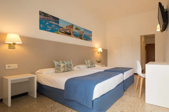 غرفة قياسية رباعية بأربعة أسرّة بإطلالة على البحر، htop Caleta Palace 4/8