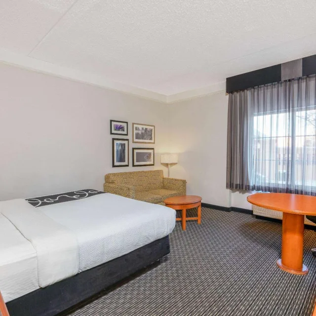 غرفة تنفيذية بسرير كينج، La Quinta Inn Suites Pueblo 1/6