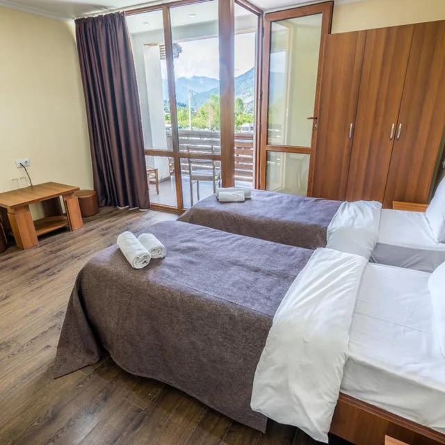 غرفة بسريرين منفصلين بشرفة، Hotel Banguriani 3/10