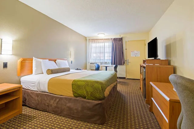 1 King Bed - Non-Smoking, Micfridge، Motel6 Portland, OR – Southeast 2/6