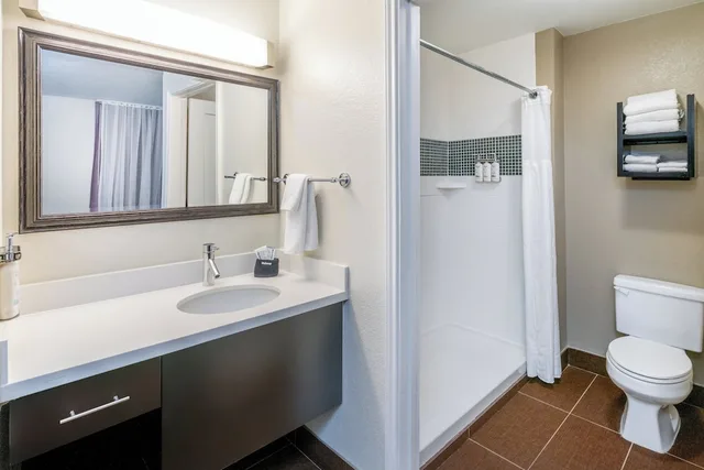 جناح بسريرين كوين بغرفتي نوم بمطبخ، Staybridge Suites Co Springs Air Force Academy 7/10