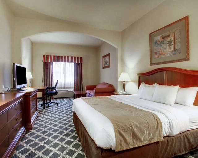 غرفة بسرير كينج لذوي الإعاقة، Clarion Suites Vidalia Riverfront 1/3