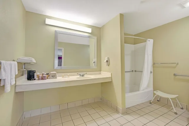 غرفة قياسية بسريرين كوين، Days Inn By Wyndham San Antonio Near Fiesta Park 10/10