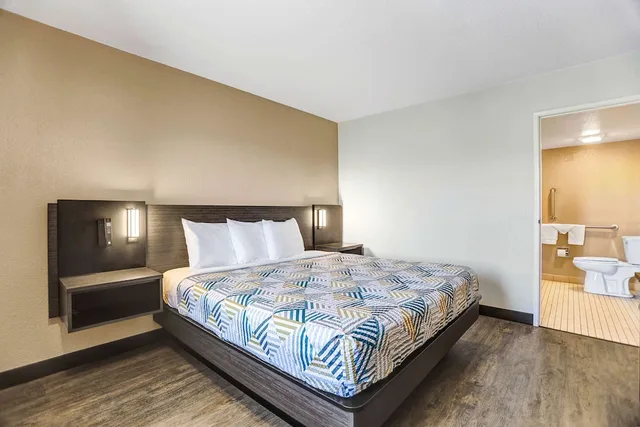 غرفة قياسية بسرير كينج لذوي الإعاقة، Motel6 Amarillo, TX - Airport 1/7