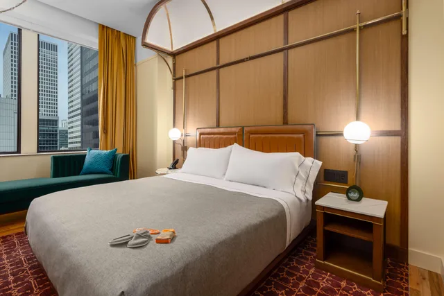 جناح لذوي الإعاقة، Canopy by Hilton Chicago Central Loop 1/2