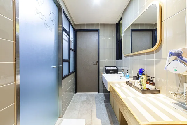 غرفة بريميوم بسريرين منفصلين وسرير كينج وسرير فردي، Busan Station Popcorn Hotel 4/4
