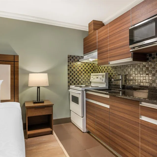 غرفة بسرير كينج بمطبخ صغير، Best Western Plus Burnaby Hotel 5/5