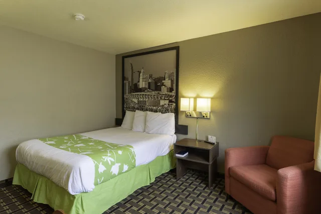 غرفة قياسية بسرير كوين، Rodeway Inn Florence - Cincinnati South 2/2