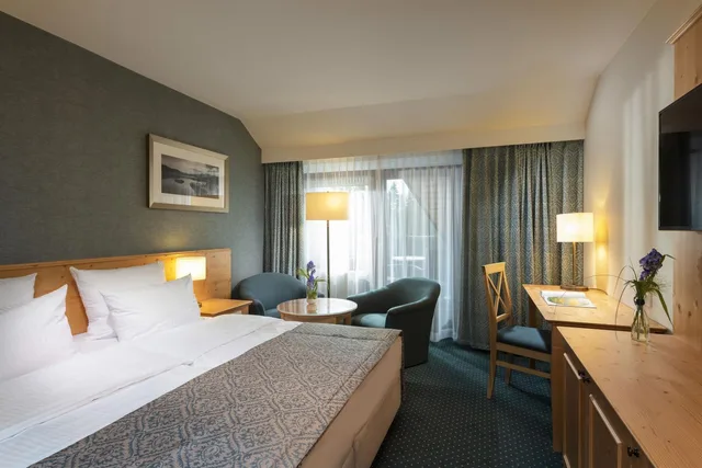 غرفة كلاسيكية بسرير كوين، Maritim Titiseehotel 1/1